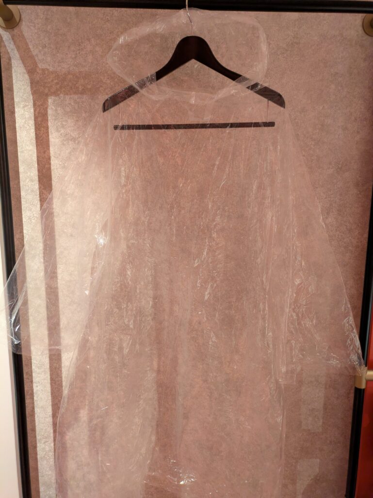 USJのジュラシックパークエリアの自販機で買った500円のカッパで、パークを楽しむための消耗品として設計されている。（素材ポリエチレン）