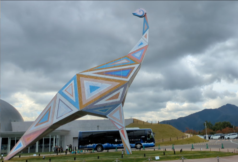 福井県立恐竜博物館のレインボーサウルス。曇り空の下で撮影。